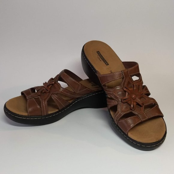 clarks cushioned sandals